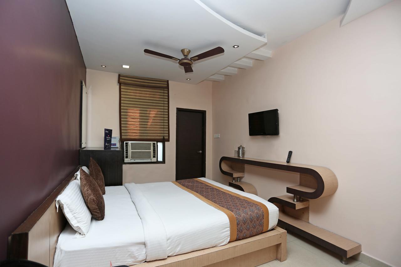 Oyo 11596 Sanjay Guest House 坎普尔 外观 照片
